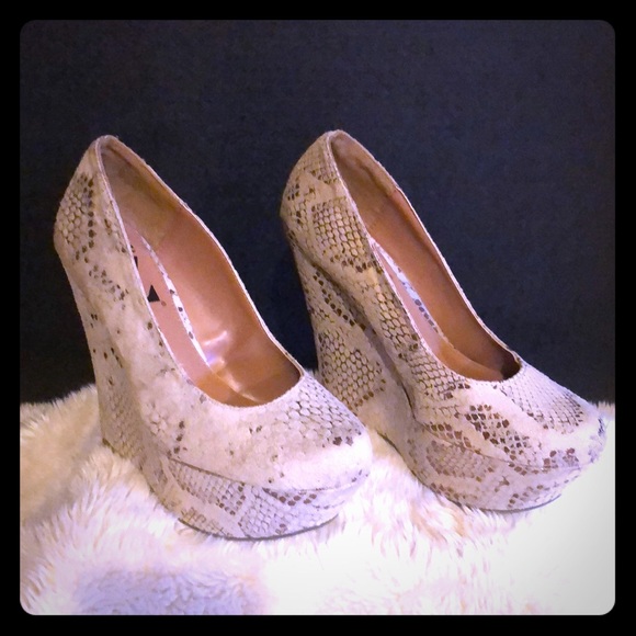 Metallic/Lt Tan Snake print platform loafers - Picture 2 of 5